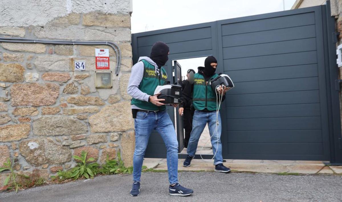 Dos guardias con máquinas de contar dinero, en Vilanova. |   // NOÉ PARGA