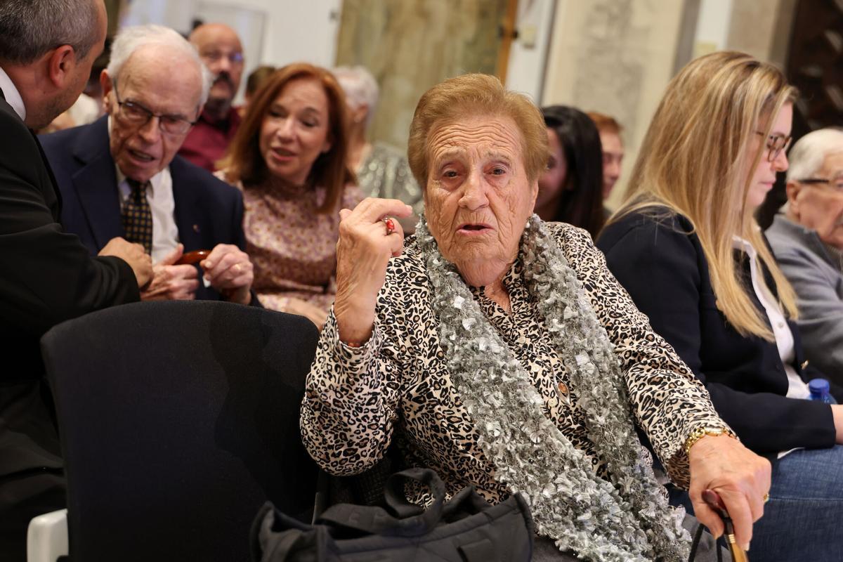 El president de la Generalitat, Salvador Illa, ha mantenido un encuentro en Palau con doce de las más de 3.000 personas centenarias en Cataluña, un récord en la esperanza de vida que, ha afirmado, representa un éxito de las políticas públicas.