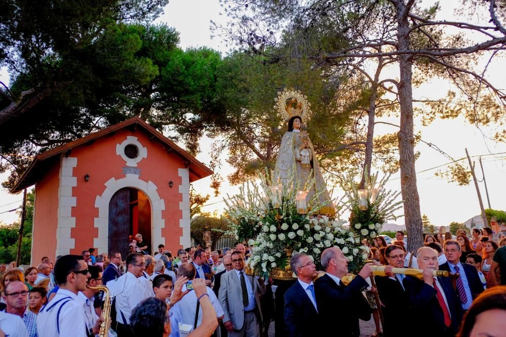 Centenares de vecinos arroparon a la Virgen en su