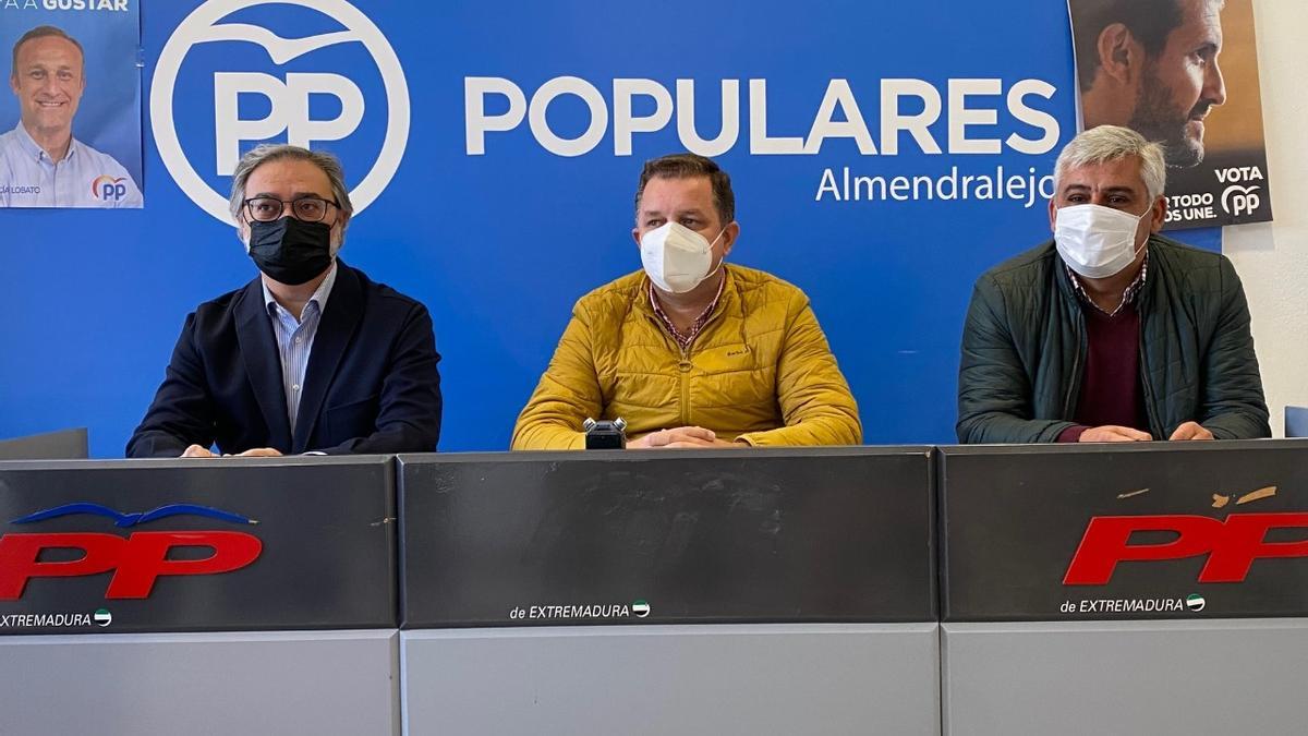 José Alberto Pérez, Carlos González y Juanda Bravo, concejales del PP Almendralejo