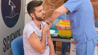 Un millar de sanitarios vacunados en el Hospital de Alicante contra la gripe y el covid
