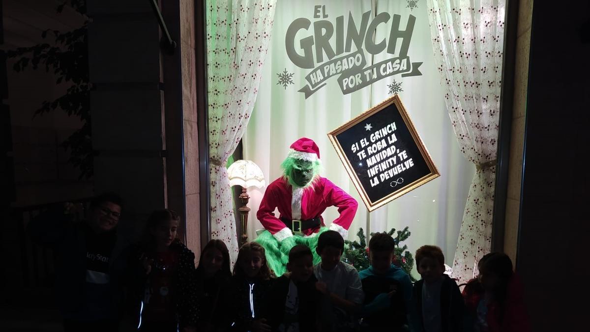 El escaparate del Grinch que está triunfando en Xàbia