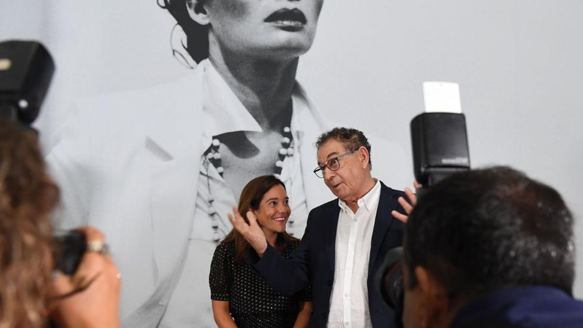 El diseñador Roberto Verino, junto a la alcaldesa, Inés Rey, en la Fundación Luis Seoane.