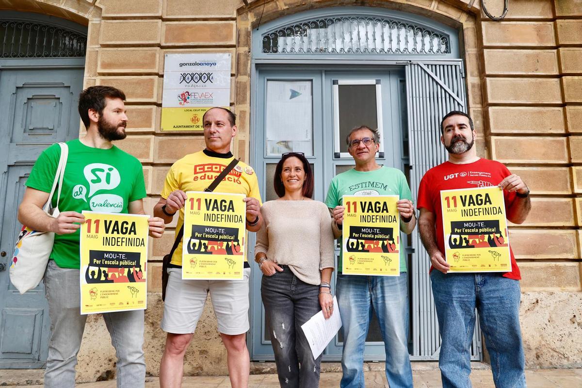 La presidenta de Fampa València, Elisabet García, con representantes de los sindicatos