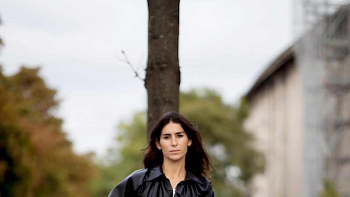 Bolso a todo color combinado con un look negro en el 'street style' de París