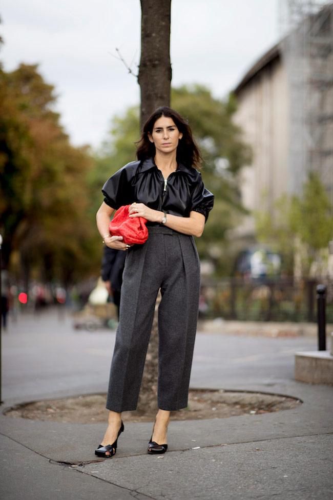 Bolso a todo color combinado con un look negro en el 'street style' de París