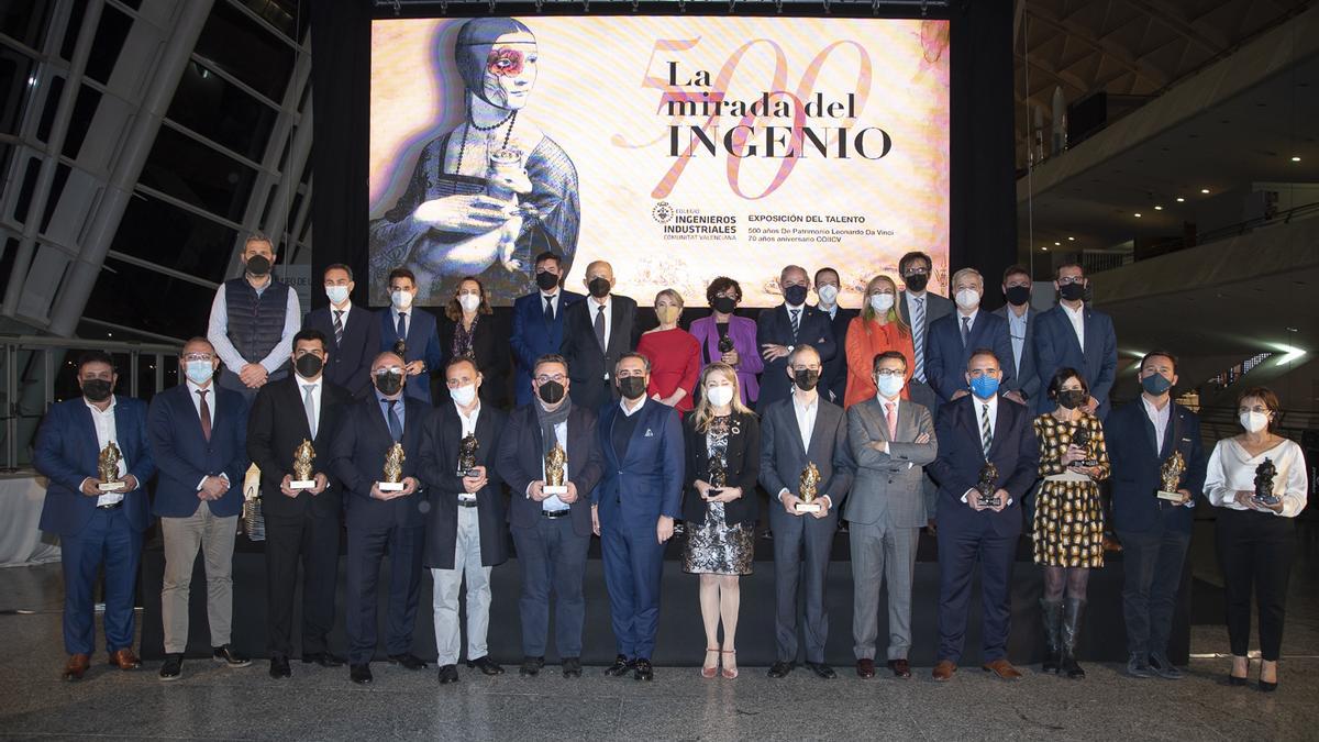 Los galardonados posaron con sus premios.