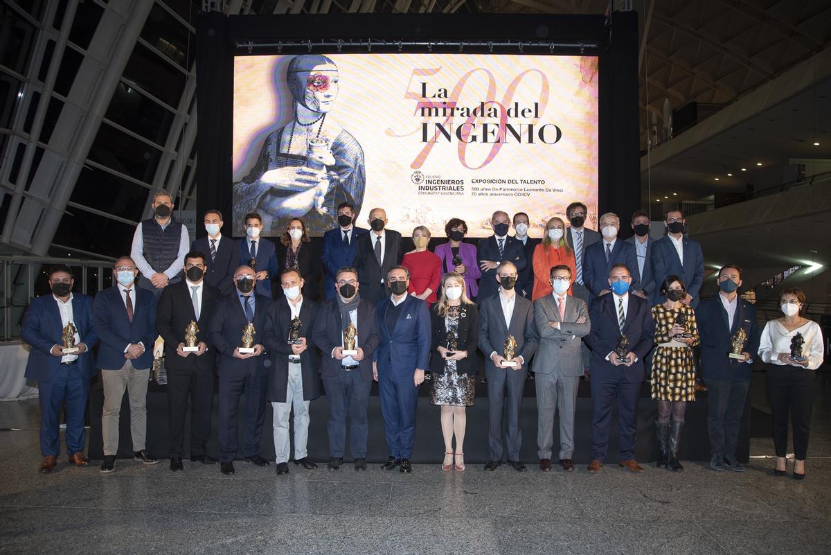 Los galardonados posaron con sus premios.