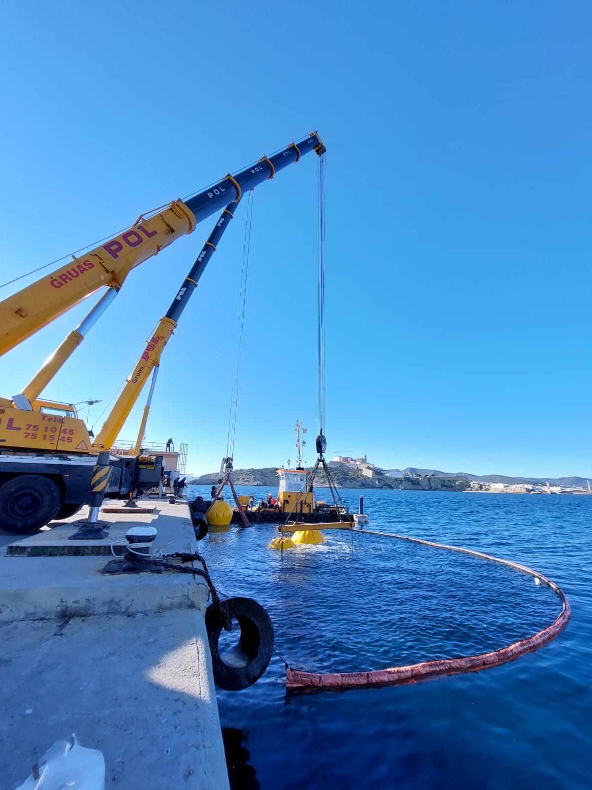 Reflotado el pesquero 'Charpat Segundo', hundido en el puerto de Ibiza.