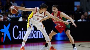 El base de la selección española de baloncesto Sergio de Larrea (i) controla el balón junto a Rafa Lisboa, de la selección de Portugal, durante el partido preparatorio para el Eurobasket 2025.