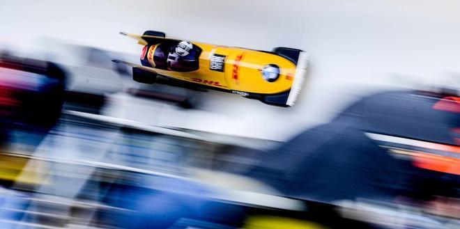 Richard Oelsner y Malte Schwenzfeier de Alemania en acción durante la competición de dos hombres en los Campeonatos Mundiales de Bobsleigh y Esqueleto en Altenberg, Alemania.