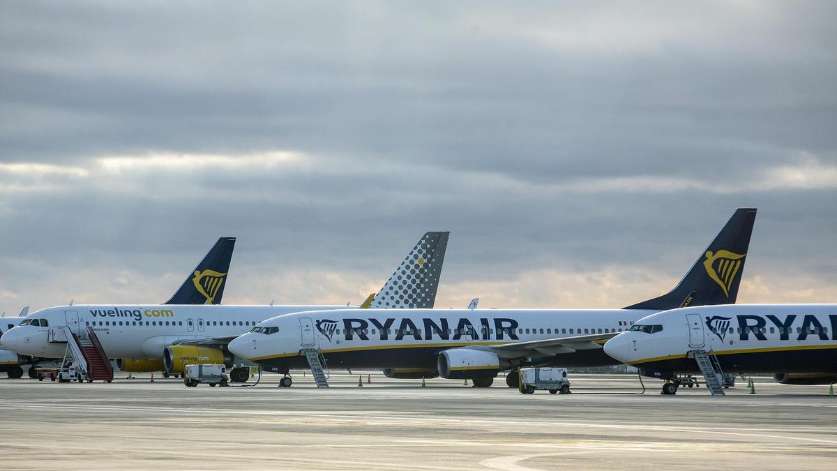 Varios aviones en el aeropuerto de Alicante-Elche.