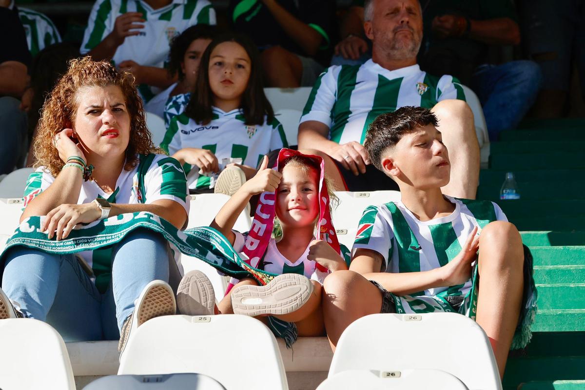 Córdoba CF-Racing de Ferrol | La afición blanquiverde en El Arcángel, en imágenes