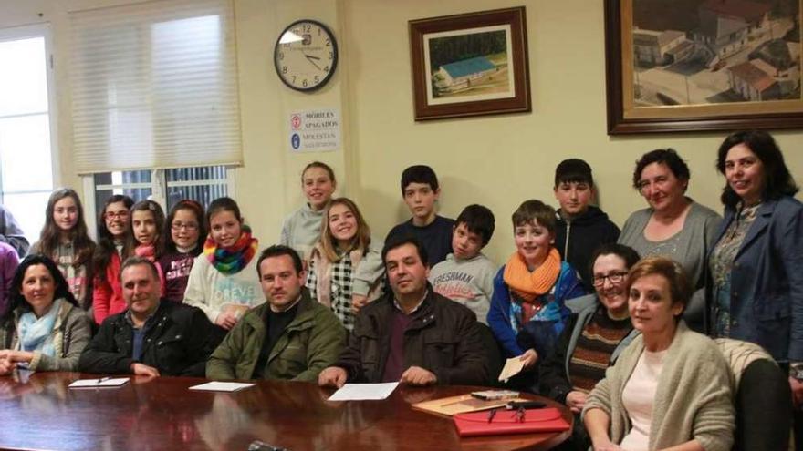 Alumnos de Virxe da Cela y los concejales de Irixoa, en el pleno que debatió su moción.