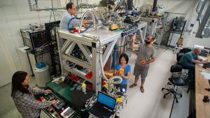 Científicos e ingenieros de Google alrededor de la cámara de refrigeración que contiene el chip del ordenador cuántico más potente de la empresa.