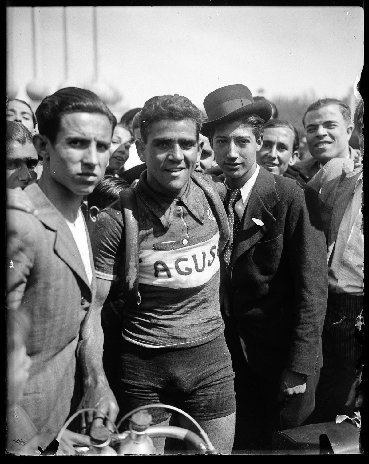 Joan Andreu Puig Farran, Vicente Carretero, ganador de la primera etapa de la carrera Tarragona-Madrid, abril 1936. Archivo Fotográfico de Barcelona / Archivo Familia Puig Farran. © Arxiu Família Puig Farran Plata en gelatina a partir de negativo de vidrio