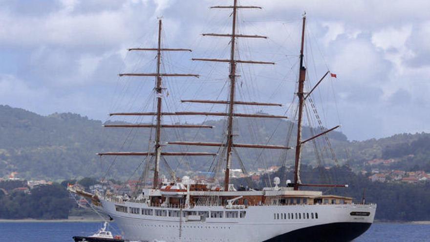 El velero, esta mañana, en la ría de Vigo // R.Grobas