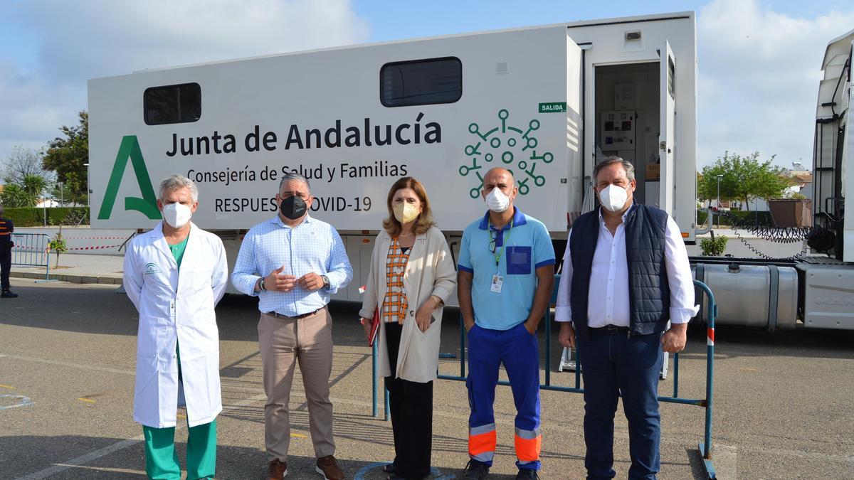 El alcalde y la delegada, con los responsables del cribado de Fuente Palmera.