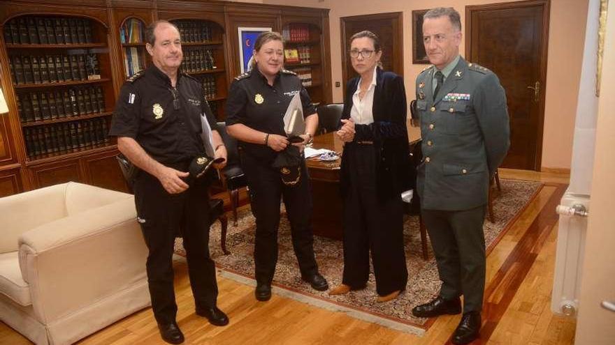 La subdelegada del Gobierno con los responsables de la Policía Nacional y la Guardia Civil. // R.V.