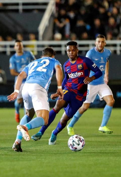 El centrocampista del Barcelona Ansu Fati (d) pelea un balón con el defensa del Ibiza Kike López