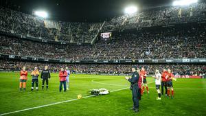 Sentido homenaje por la tragedia de Campanar antes del Valencia - Real Madrid
