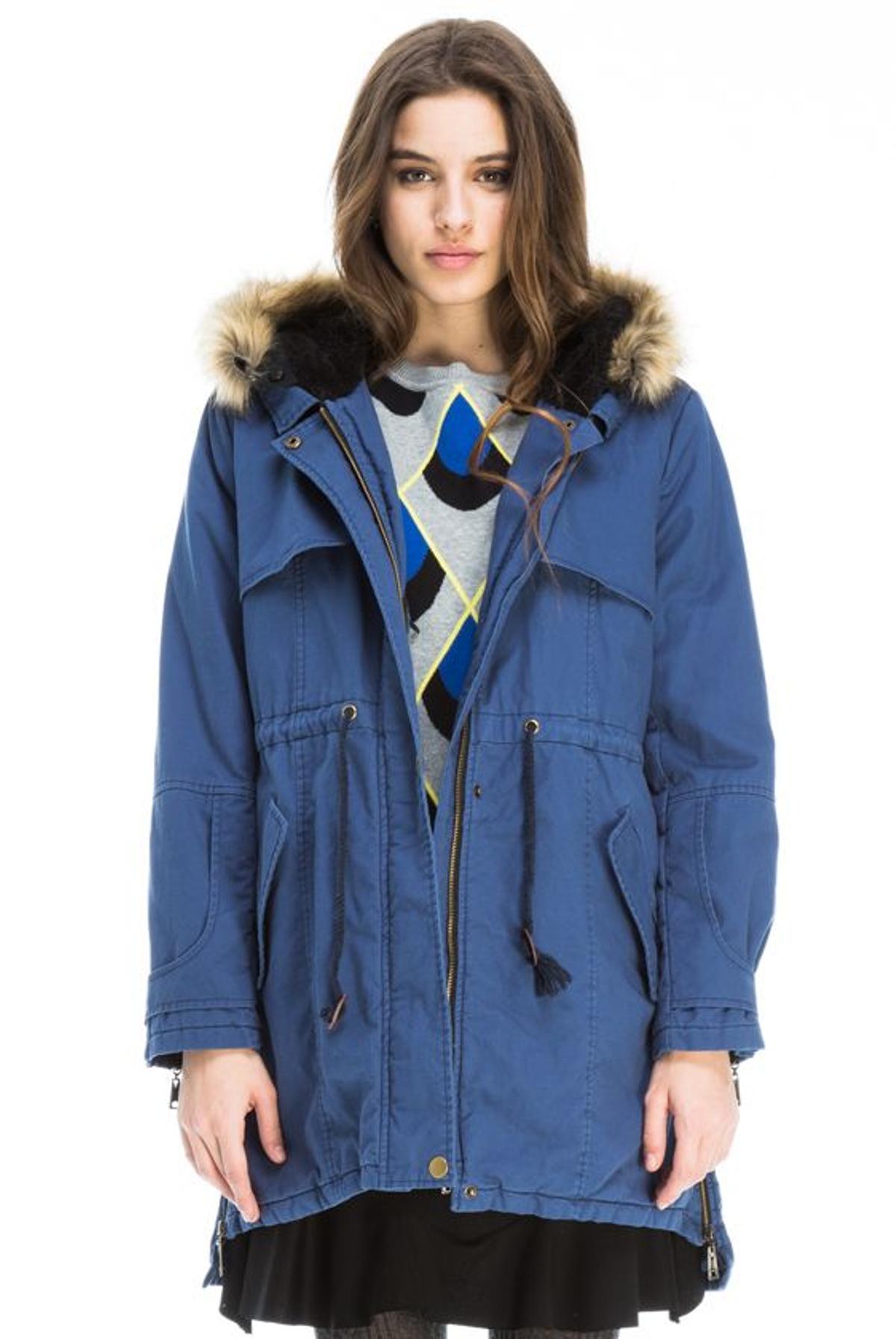 Parka azul con capucha de pelo, Kling