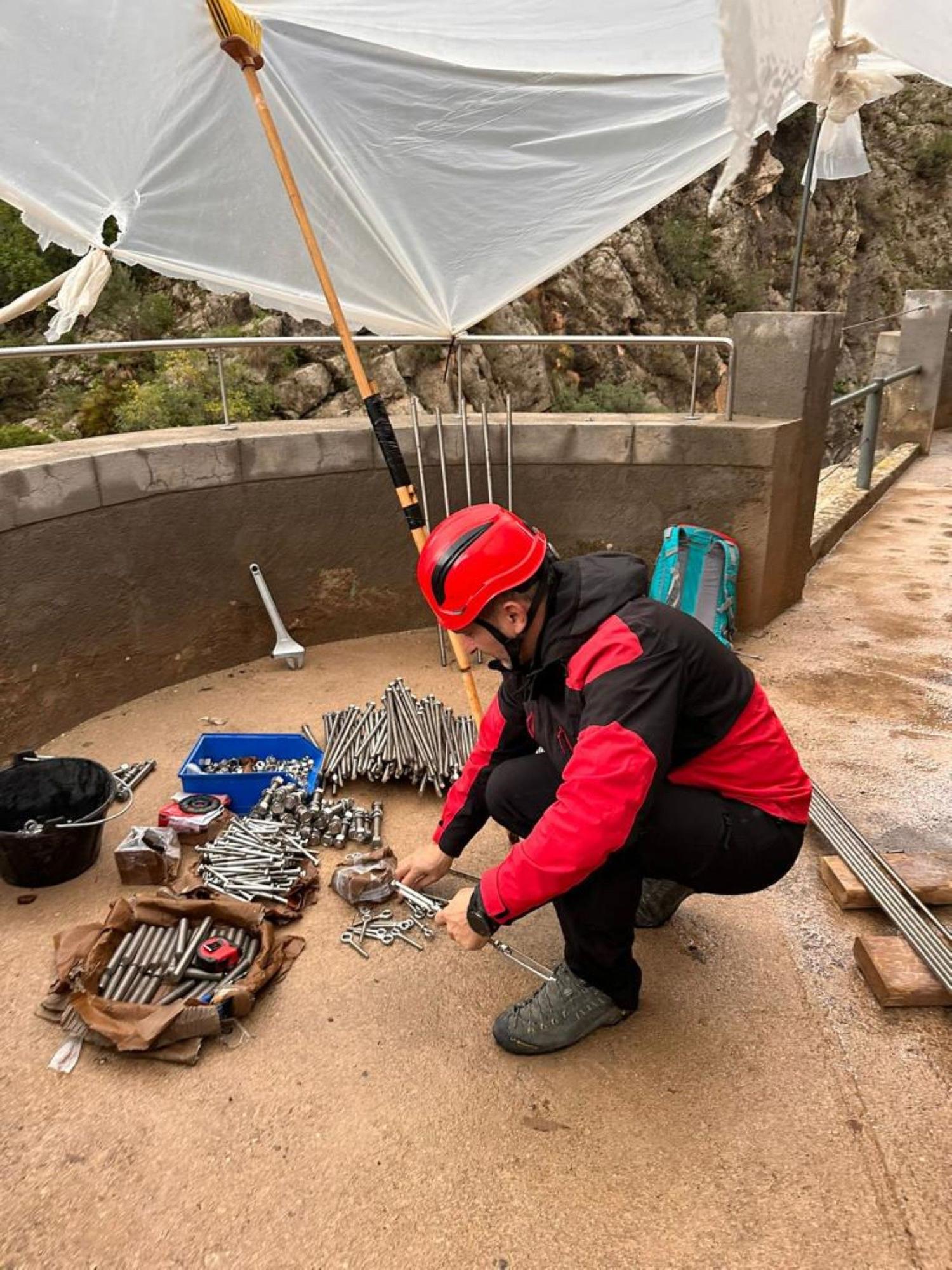 Técnicos del Caminito del Rey revisan la instalación tras los desprendimientos de rocas por las lluvias