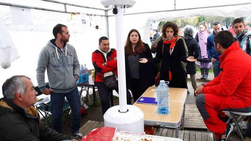 Alexandra Rodríguez, gesticulante en la imagen, en su visita al campamento del cerco.