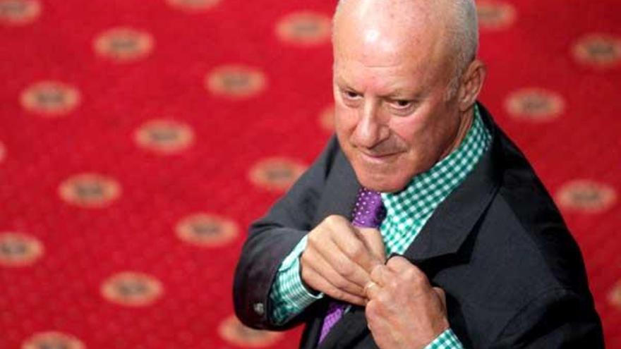 Norman Foster se ajusta la insignia en la solapa.