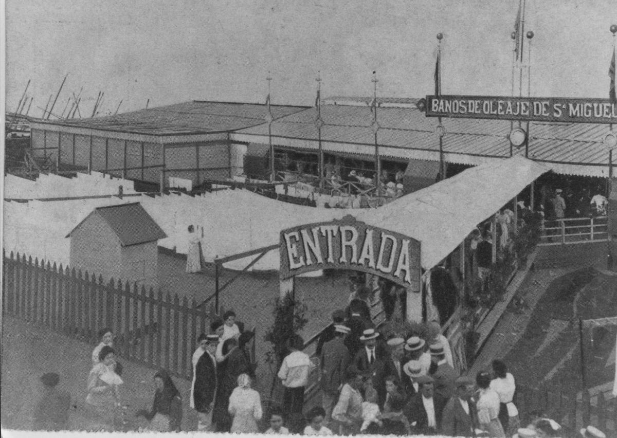 Entrada y público de los Baños de oleaje de San Miguel, en la Barceloneta