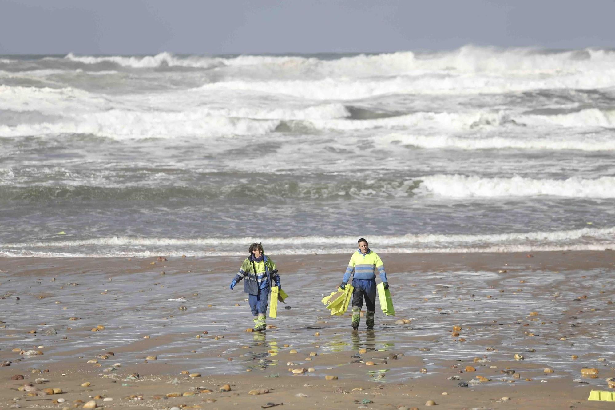 Retirada de los restos del naufragio del "Serenín" en la playa de Xagó (Gozón)