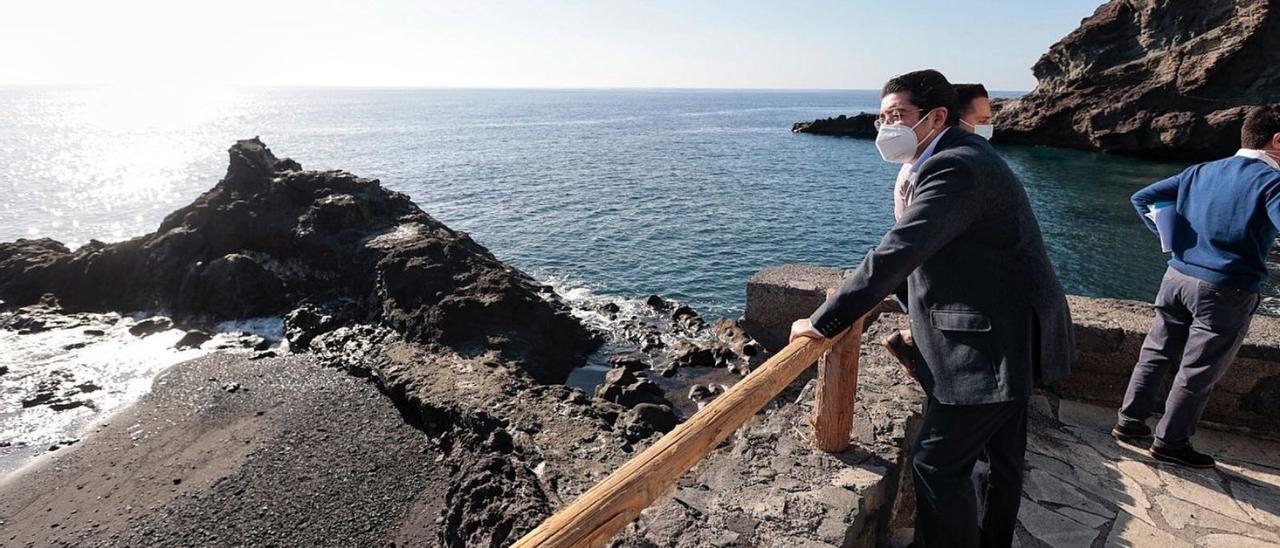 El presidente del Cabildo, en Los Roques de Fasnia.