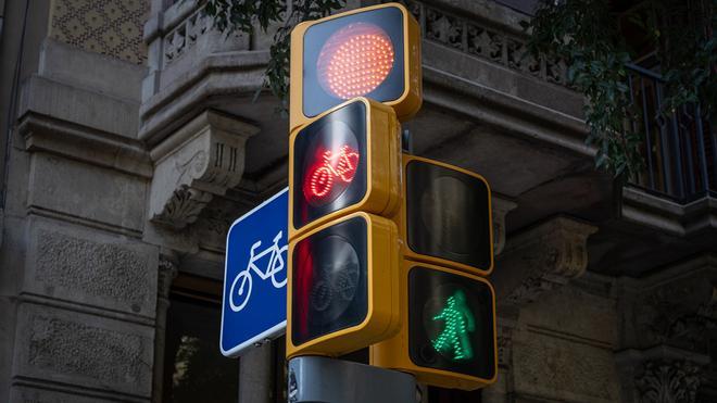 Barcelona augura más congestión de tráfico e inseguridad en 1.500 cruces si aplica la nueva norma de semáforos de la DGT