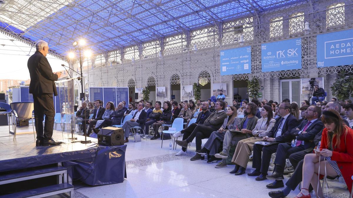 Un momento de la intervención del arquitecto Alfonso Vegara en el congreso MedCity de Alicante.