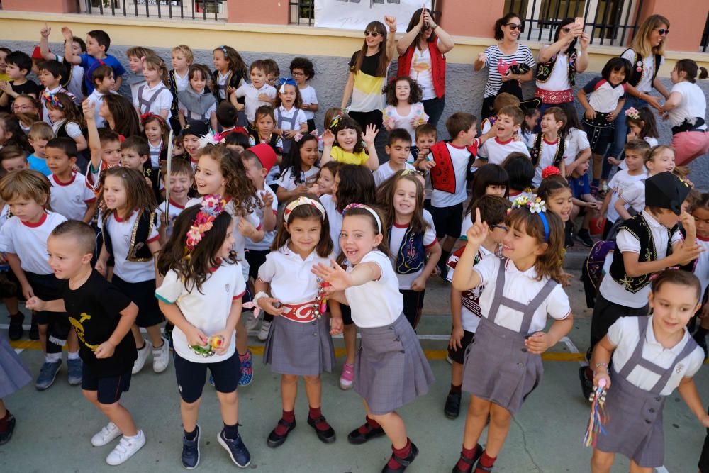 Los centros educativos de la ciudad acostumbran a dedicar la mañana del primer día de fiestas a recrear los actos más emblemáticos