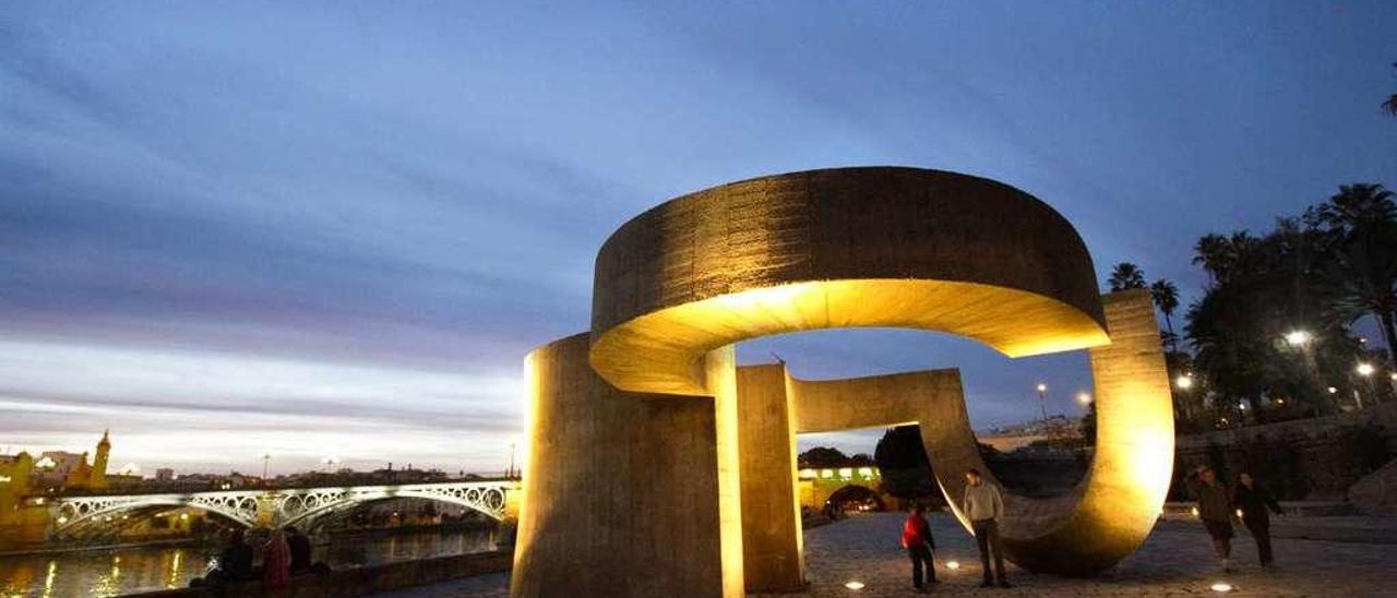 El &quot;Monumento a la tolerancia&quot;, de Eduardo Chillida, iluminado en Sevilla.