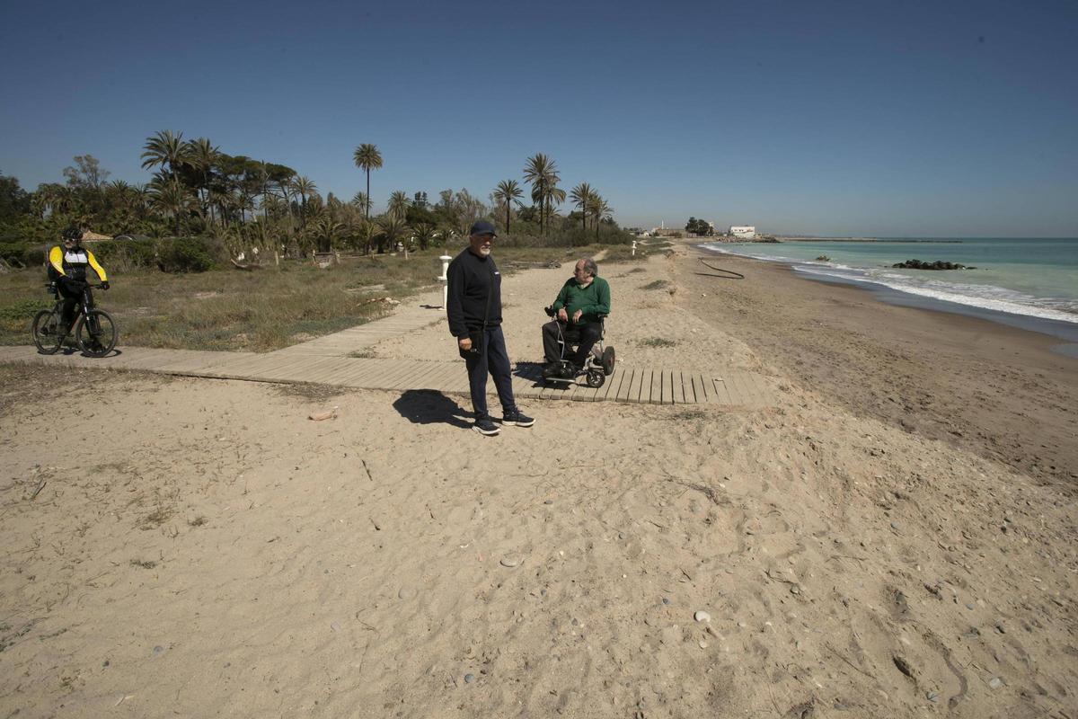 Vecinos en la playa preocupados por la pérdida de arena.
