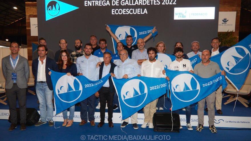 Integrantes del Club de Regatas con su reconocimiento