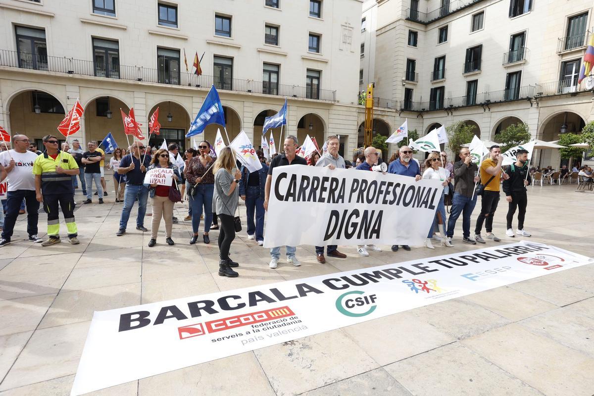 Protesta de los funcionarios, antes de subir al salón contiguo al pleno de Alicante