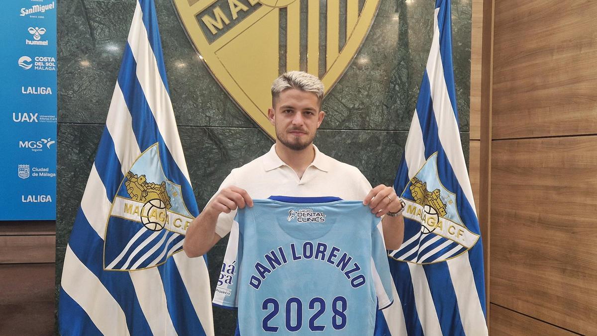 Dani Lorenzo posa con la camiseta de la renovación hasta 2028.