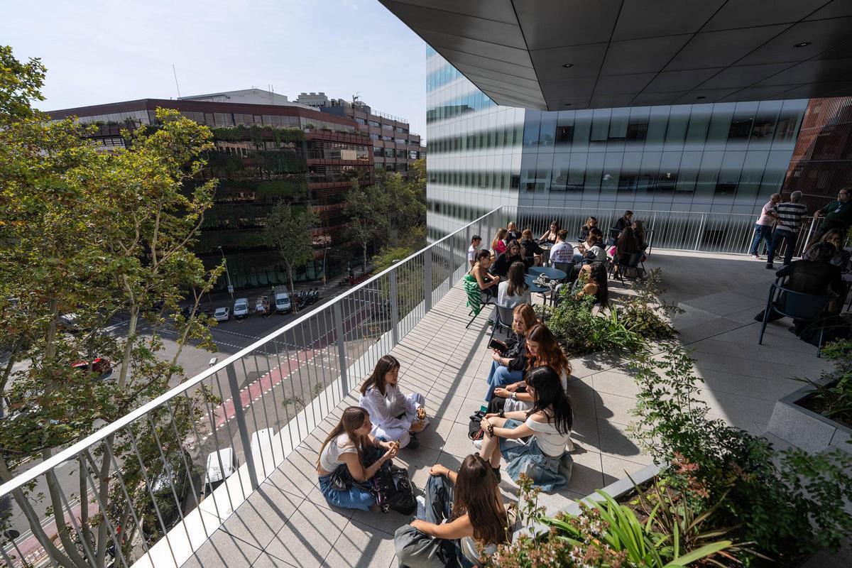 El campus tiene seis plantas sobre el suelo y dos, debajo. En la cuarta hay una terraza con vistas al 22@. El campus tiene seis plantas sobre el suelo y dos, debajo. En la cuarta hay una terraza con vistas al 22@.