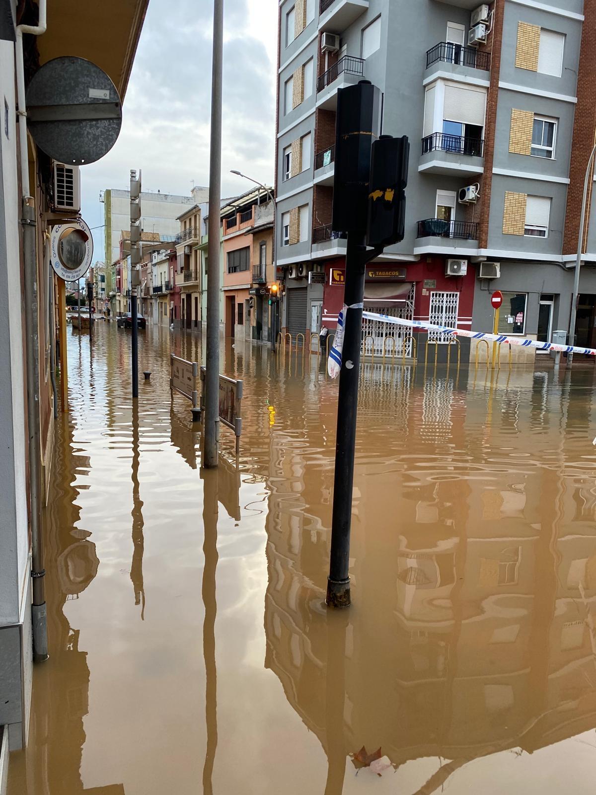 El agua cubría esta mañana algunas calles de Carcaixent.