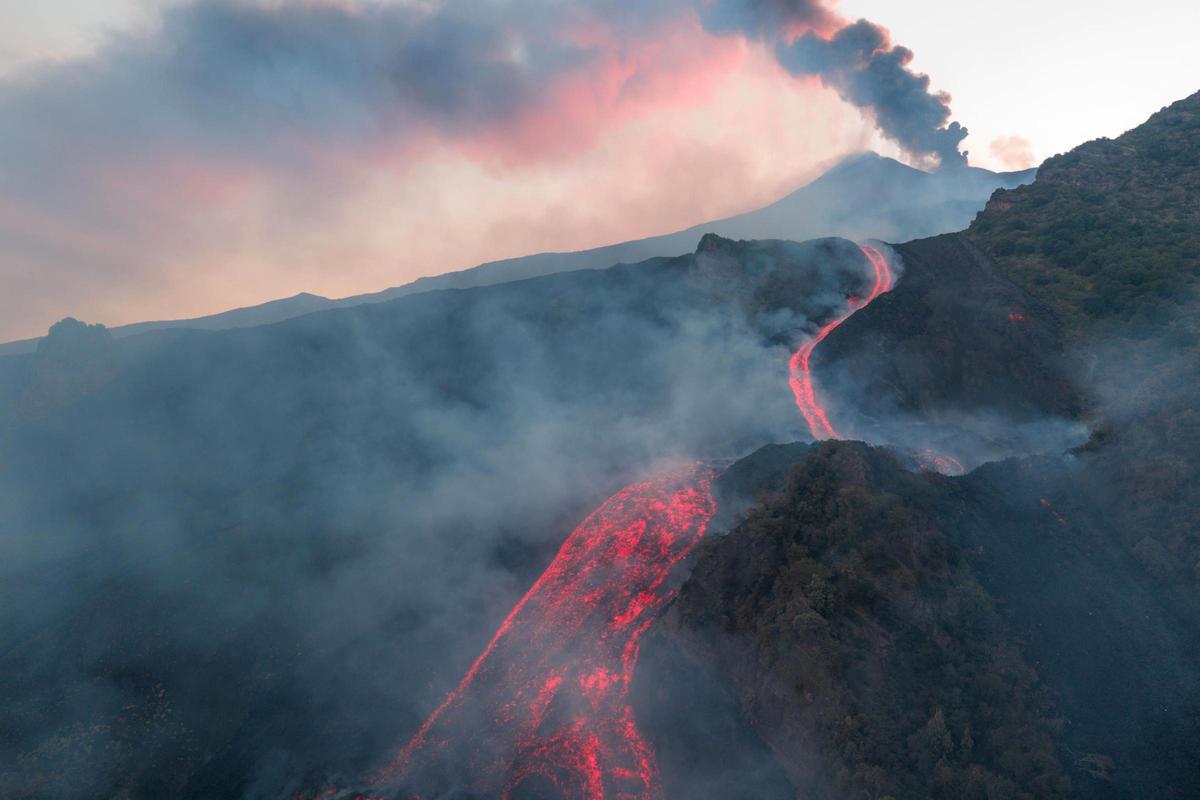 El espectáculo natural de la erupción del Etna atrae a los visitantes El espectáculo natural de la erupción del Etna atrae a los visitantes