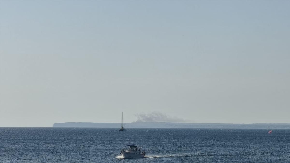 El incendio del barco se observaba desde la distancia