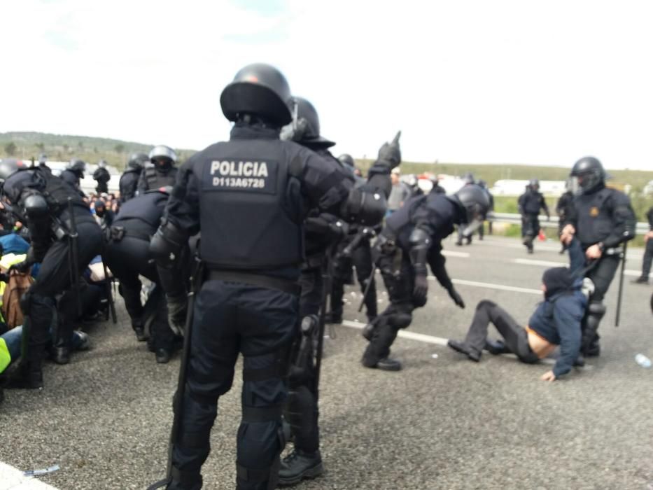 Els Mossos desallotgen els manifestants de l'AP-7