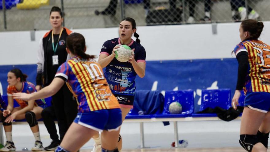 Una acción del partido entre el Lobas y el Mislata. | IRMA COLLÍN