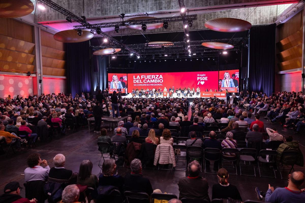 Pilar Alegría, de fondo, en el congreso regional del PSOE Aragón que se celebran en Zaragoza.