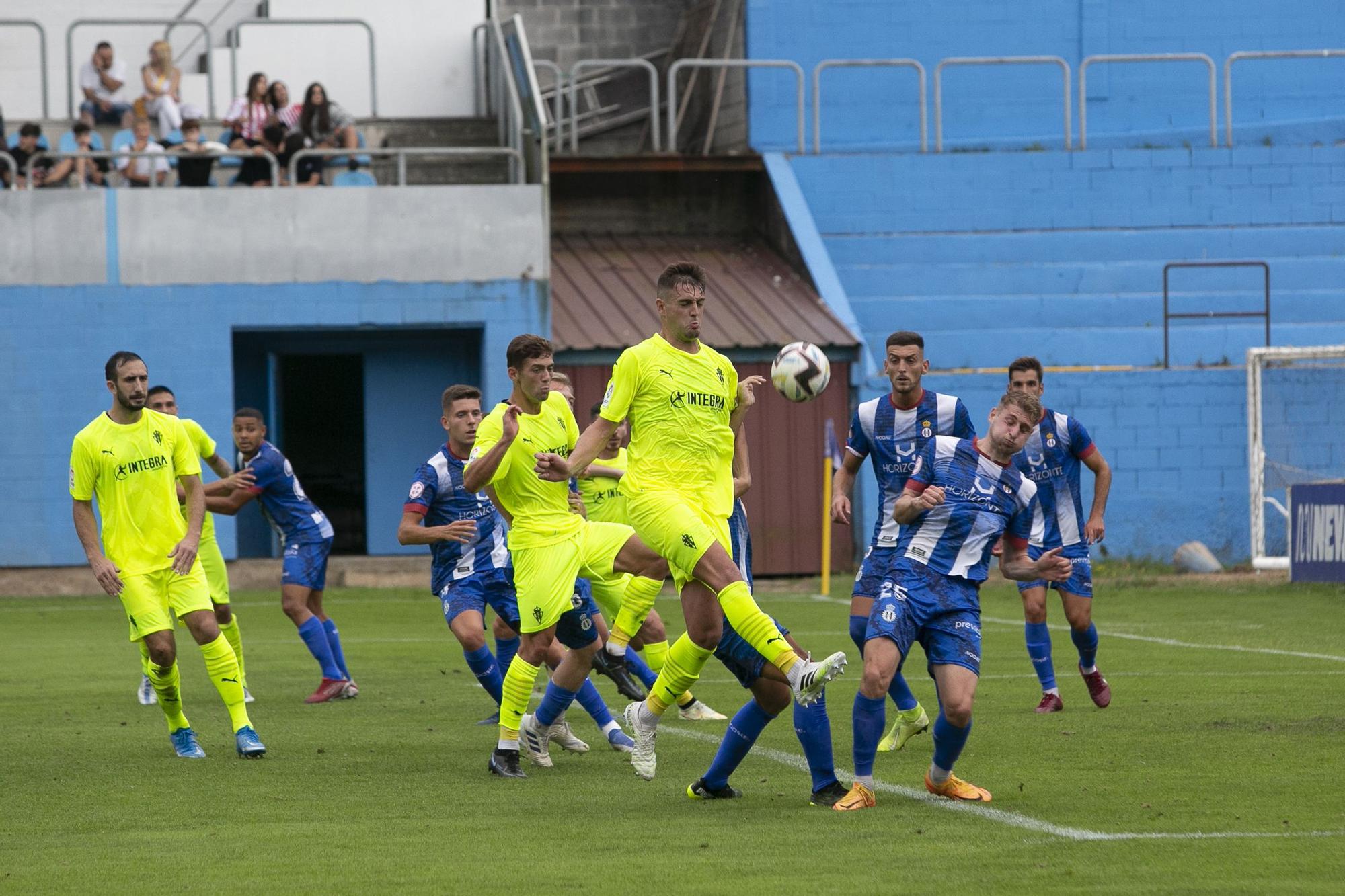 En imágenes: asi fue la victoria del Sporting (0-1) en el Suárez Puerta ante el Real Avilés