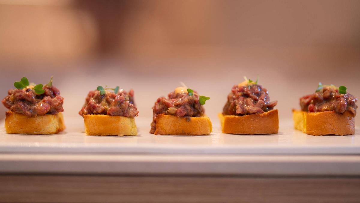 El 'steak tartar' de picaña del restaurante Nuara, con mantequilla ahumada, yema curada y cebolla morada servido sobre un 'brioche'.
