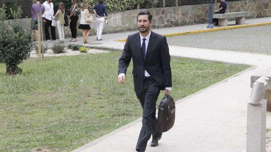 Cándido Conde-Varela, abogado de Saúl e Irene Giménez Jiménez, ayer, en el juzgado de Cangas. // S.Á.